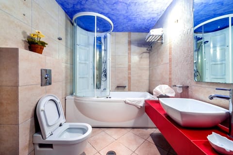 Junior Suite (Mythos) | Bathroom | Jetted tub, free toiletries, hair dryer, bathrobes