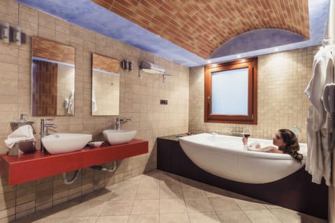 Superior Suite (Cosmos) | Bathroom | Jetted tub, free toiletries, hair dryer, bathrobes