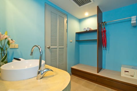 Superior Bungalow | Bathroom | Free toiletries, hair dryer, towels