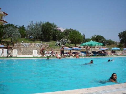 Outdoor pool, pool umbrellas, sun loungers