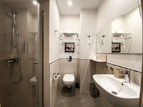 Double Room | Bathroom | Shower, free toiletries, hair dryer, towels