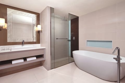 Club Suite, 1 King Bed, Balcony, Tower | Bathroom | Shower, free toiletries, hair dryer, bathrobes