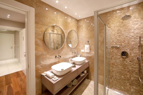 Deluxe Room, 1 Bedroom, SILVER | Bathroom | Free toiletries, hair dryer, bathrobes, slippers