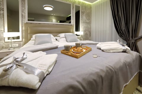 Deluxe Room, 1 Bedroom, SILVER | Premium bedding, memory foam beds, minibar, in-room safe