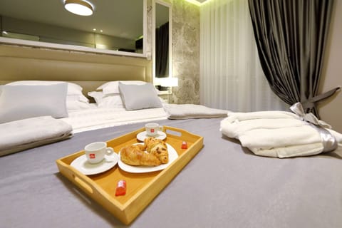 Deluxe Room, 1 Bedroom, SILVER | Premium bedding, memory foam beds, minibar, in-room safe