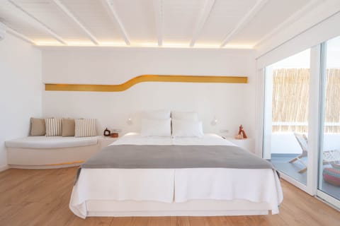 Junior Studio Suite, 1 King Bed, Balcony, Sea View | Premium bedding, minibar, in-room safe, blackout drapes