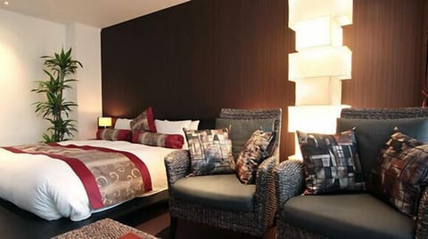 Suite Room | Minibar, in-room safe, individually decorated, individually furnished