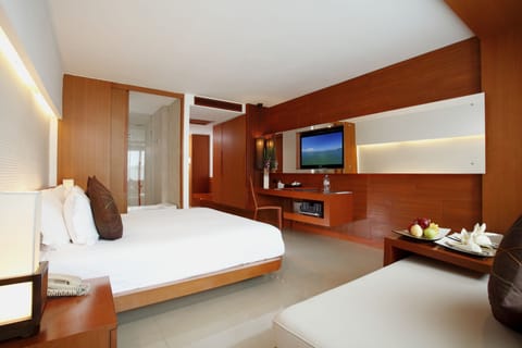 Deluxe Room, Pool View (Free Daily Minibar) | Premium bedding, minibar, in-room safe, individually furnished