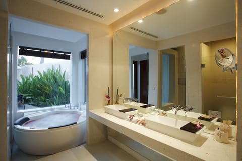 Beachfront Grand Pool Villa - Free Daily Minibar | Bathroom | Separate tub and shower, deep soaking tub, free toiletries, hair dryer