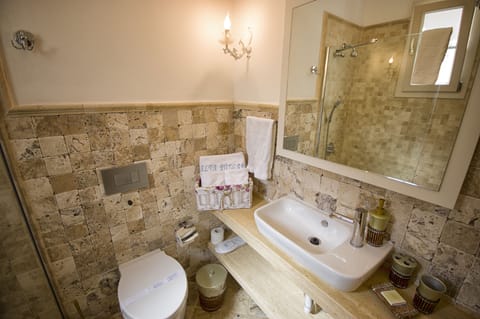 Suite | Bathroom | Shower, free toiletries, hair dryer, slippers