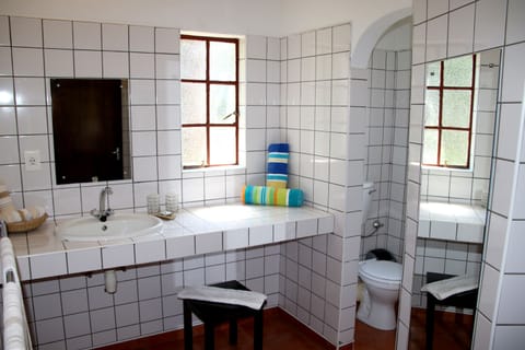 Triple Room, 2 Bedrooms, Mountain View, Mountainside | Bathroom | Shower, free toiletries, hair dryer, towels