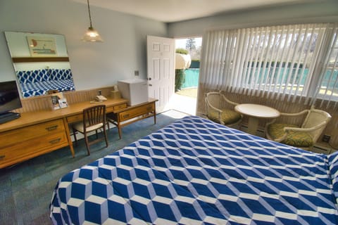 Junior Room, 1 King Bed | Iron/ironing board, free WiFi, bed sheets