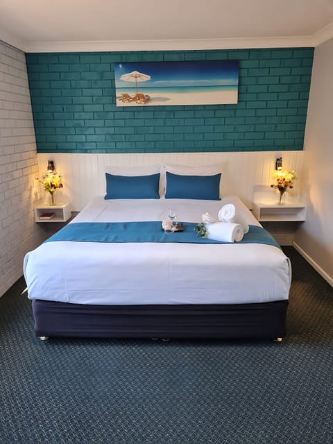 Deluxe King Room | Premium bedding, pillowtop beds, desk, laptop workspace