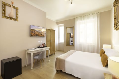 Executive Room | Premium bedding, minibar, desk, soundproofing