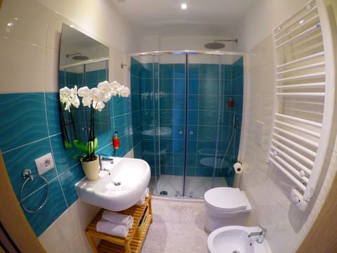 Deluxe Double or Twin Room | Bathroom | Shower, free toiletries, hair dryer, bathrobes