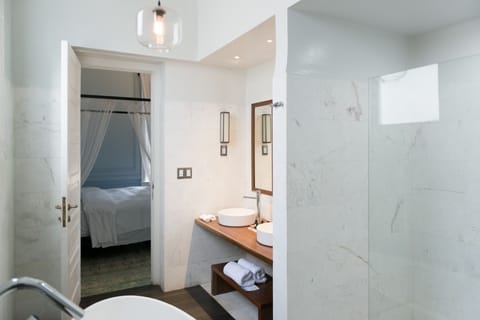 Room (Master) | Bathroom | Designer toiletries, hair dryer, bathrobes, slippers