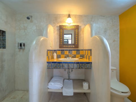 El Nido | Bathroom | Shower, free toiletries, hair dryer, towels