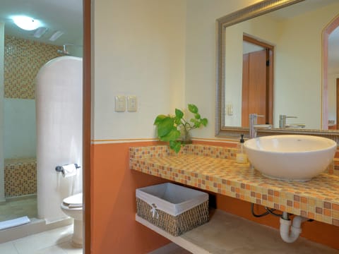 La Puesta del Sol | Bathroom | Shower, free toiletries, hair dryer, towels