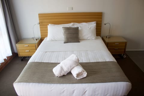 Standard King Room (Upper Level) | Desk, blackout drapes, iron/ironing board, free WiFi