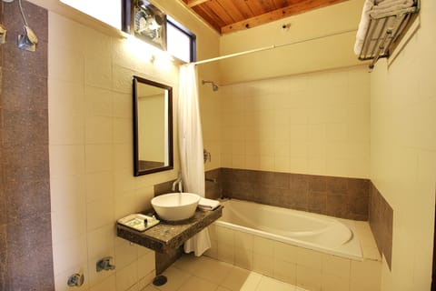 Combined shower/tub, deep soaking tub, free toiletries, hair dryer