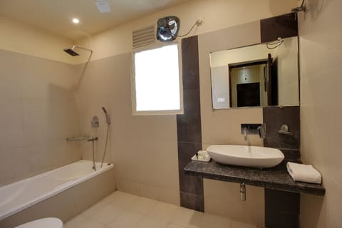 Combined shower/tub, deep soaking tub, free toiletries, hair dryer