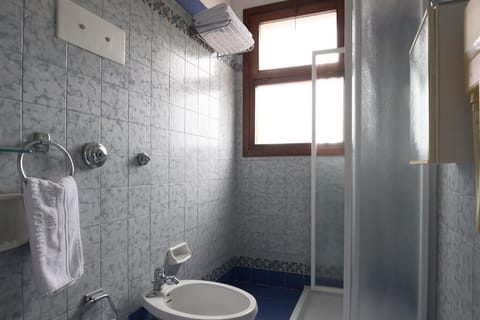 Junior Suite, Partial Sea View | Bathroom | Free toiletries, hair dryer, bidet, towels