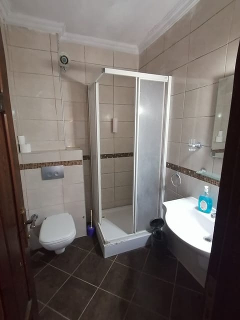 Economy Quadruple Room | Bathroom | Deep soaking tub, free toiletries, hair dryer, slippers