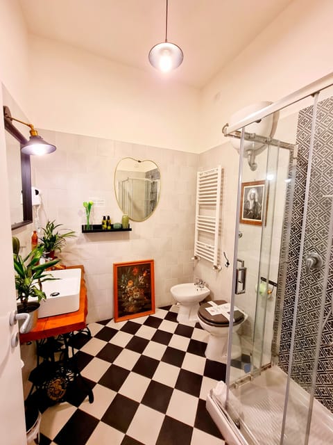 Standard Double Room | Bathroom | Shower, free toiletries, hair dryer, bidet