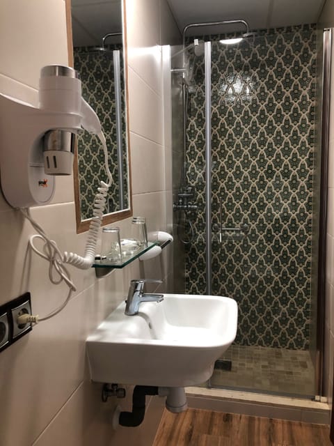 Triple Room | Bathroom | Free toiletries, hair dryer, towels