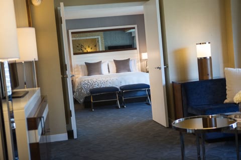 Executive Suite, 1 Bedroom, Non Smoking, River View | Premium bedding, pillowtop beds, in-room safe, desk