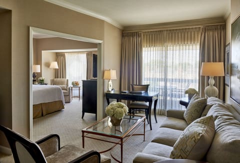 Luxury Suite, 1 King Bed | Living area
