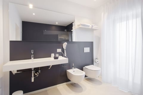 Comfort Double or Twin Room | Bathroom | Shower, free toiletries, hair dryer, bidet