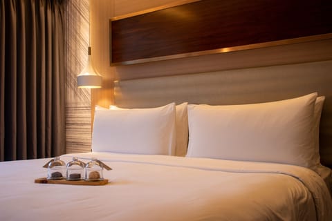 Classic Room, 1 King Bed, Non Smoking | Premium bedding, minibar, in-room safe, individually decorated