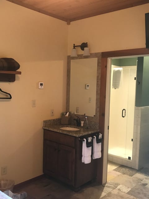 Standard Double Room, 1 King Bed, Private Bathroom | Bathroom sink