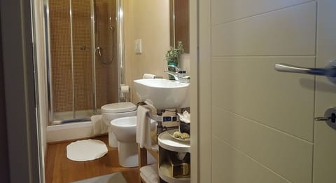 Deluxe Double Room | Bathroom | Free toiletries, hair dryer, bathrobes, slippers