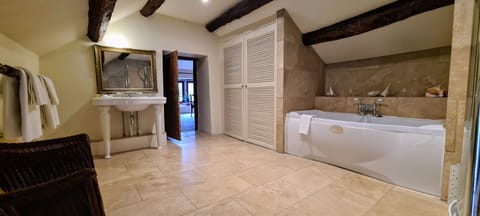 Main House - Master Suite (No Pets) | Bathroom | Free toiletries, towels