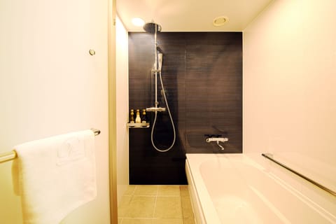 Separate tub and shower, deep soaking tub, rainfall showerhead