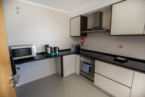 Family Quadruple Room | Shared kitchen | Fridge, microwave, oven, stovetop