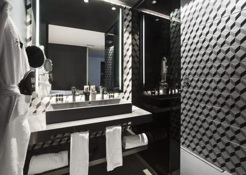 Standard Suite | Bathroom | Shower, rainfall showerhead, free toiletries, hair dryer