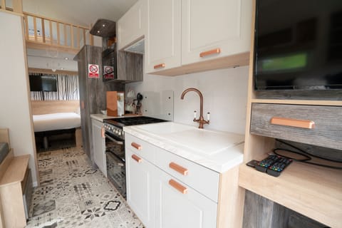 Deluxe Cabin | Private kitchen | Coffee/tea maker, electric kettle