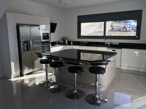 Fully fitted kitchen.