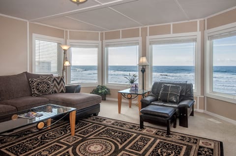 Living room w/panoramic view.
