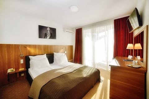 Double Room | Premium bedding, minibar, desk, blackout drapes