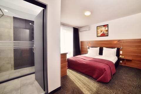 Double Room | Premium bedding, minibar, desk, blackout drapes