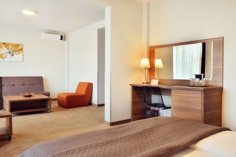Apartment | Premium bedding, minibar, desk, blackout drapes
