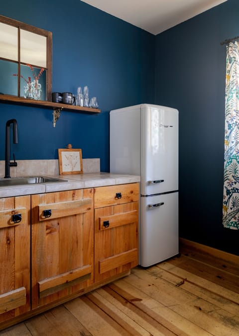 Cabin, 1 King Bed, Kitchenette, Garden View | Private kitchen | Cookware/dishes/utensils