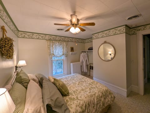 Standard Room, 1 Queen Bed, Non Smoking (Canandaigua Room) | Individually decorated, individually furnished, iron/ironing board