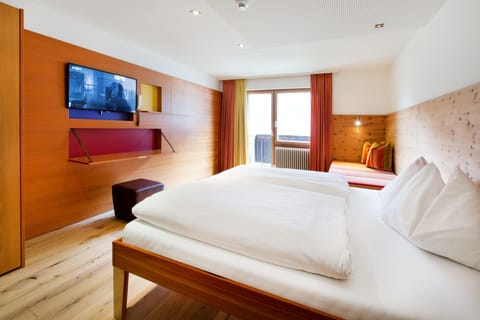 Family Room | In-room safe, desk, soundproofing, free WiFi