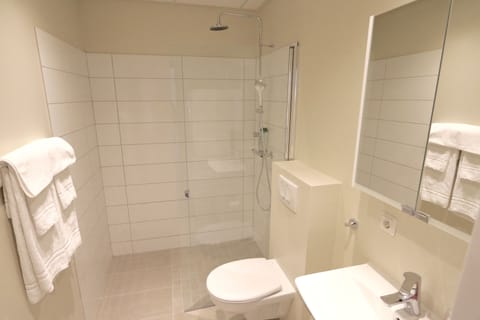 Superior Apartment | Bathroom | Shower, rainfall showerhead, free toiletries, hair dryer