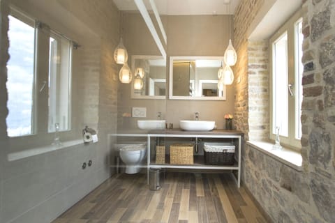 Deluxe Double Room | Bathroom | Shower, rainfall showerhead, eco-friendly toiletries, hair dryer